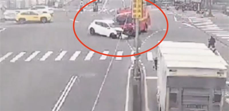 消防車轉了180度後翻覆、白色轎車也嚴重變形。（圖／翻攝畫面）
