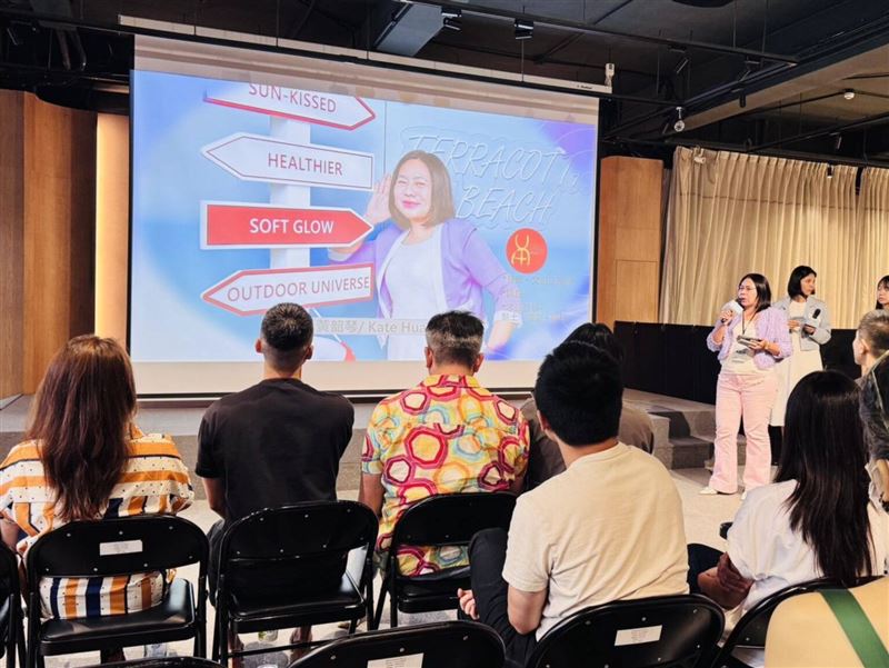 黃韶琴於公開場合分享藝術與醫學跨界實踐經驗。（圖／花漾量子提供）