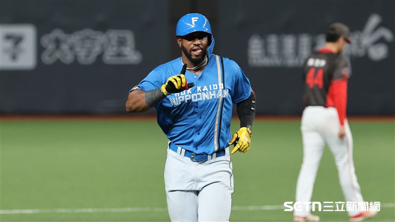 台日棒球國際交流賽，北海道火腿鬥士洋砲和西川遙輝「背靠背開轟」。（圖／記者劉彥池攝影）