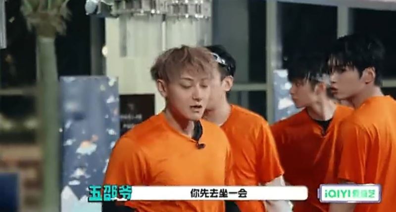 黃子韜中斷錄影休息。（圖／翻攝自微博）