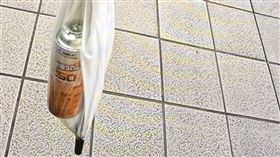 1把裝有卡式瓦斯罐的透明雨傘遺留在捷運車廂內。（圖／翻攝畫面）