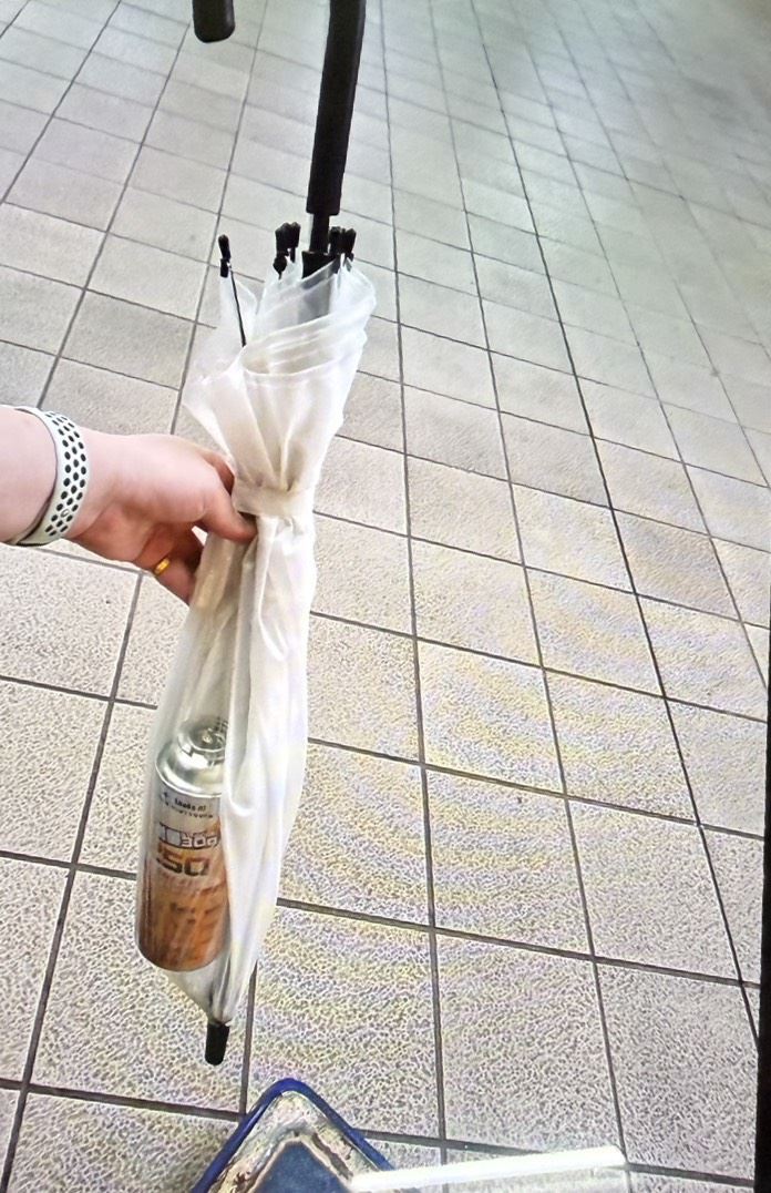 1把裝有卡式瓦斯罐的透明雨傘遺留在捷運車廂內。（圖／翻攝畫面）