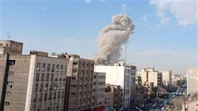 伊朗首都德黑蘭遭以色列轟炸，冒出滾滾濃煙。（圖／翻攝自X平台 @manas_6646）