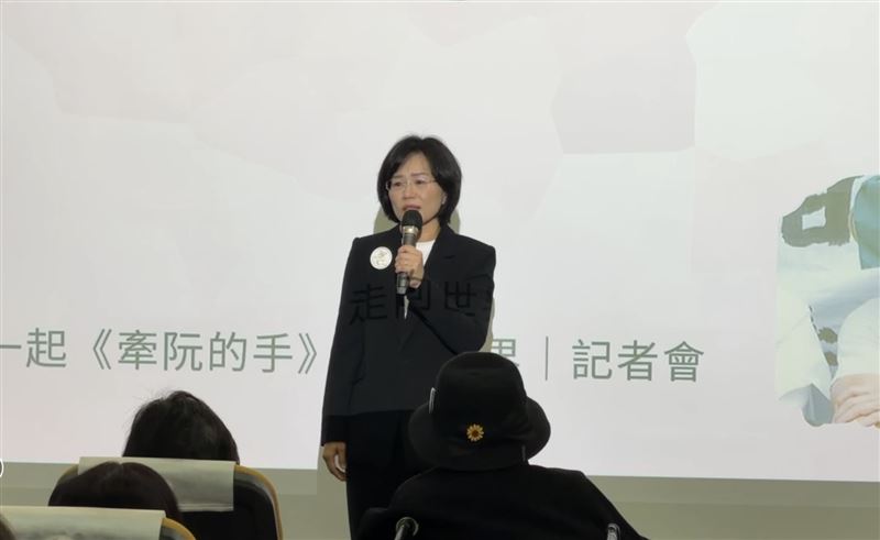 民進黨新北市長參選人蘇巧慧出席「一起《牽阮的手》走向世界！記者會」（圖／蘇巧慧辦公室提供）
