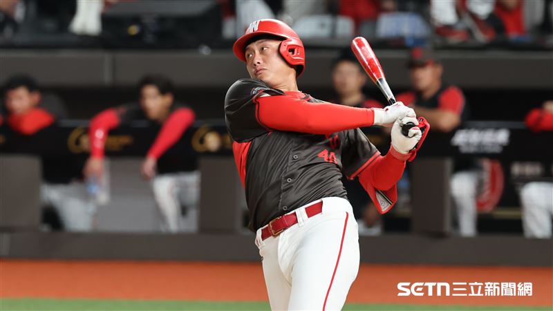 台日棒球國際交流賽，味全龍三壘手劉基鴻敲出安打送回陳子豪。（圖／記者劉彥池攝影）