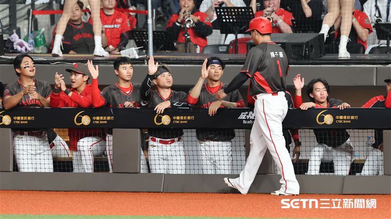台日棒球國際交流賽，味全龍三壘手劉基鴻敲出安打送回陳子豪。（圖／記者劉彥池攝影）