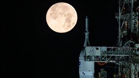 由於技術故障不斷，NASA在專家委員會建議下，取消了由「阿提米絲三號」載人登月的原計畫，改由「阿提米絲四號」接手。（圖／翻攝自X平台 @AndySaunders_1）