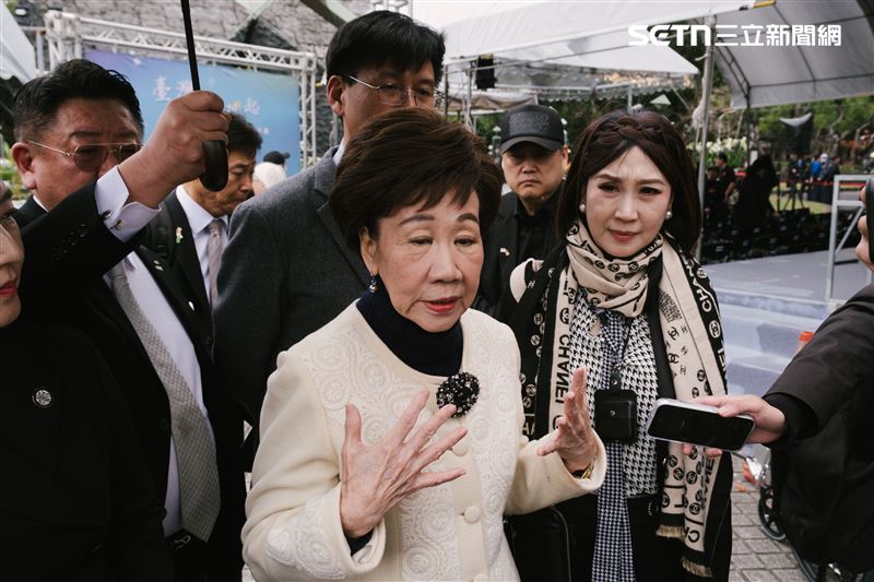 罕見同框蔣萬安紀念二二八，呂秀蓮稱讚蔣萬安「表現非常誠懇」。（圖／記者楊士誼攝影）