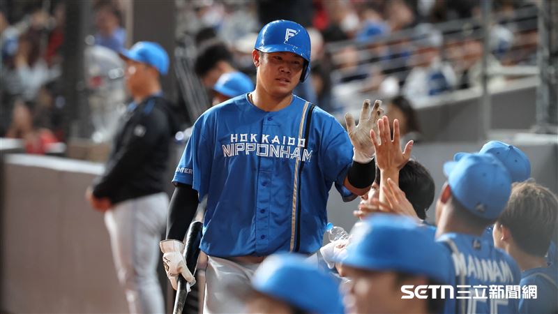 台日棒球國際交流賽，北海道火腿鬥士隊一壘手吉田賢吾回本壘得分。（圖／記者劉彥池攝影）