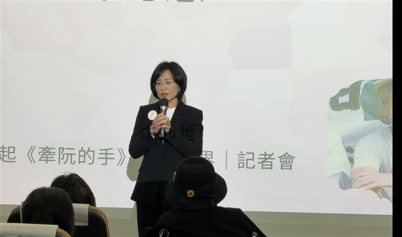民進黨新北市長參選人蘇巧慧出席「一起《牽阮的手》走向世界！記者會」（圖／蘇巧慧辦公室提供）