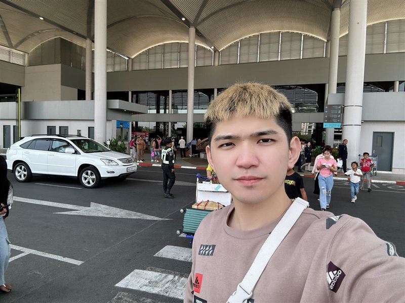 網紅晚安小雞粉專突然貼出他一張自拍照。（圖／翻攝自臉書）