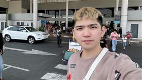 網紅晚安小雞粉專突然貼出他一張自拍照。（圖／翻攝自臉書）