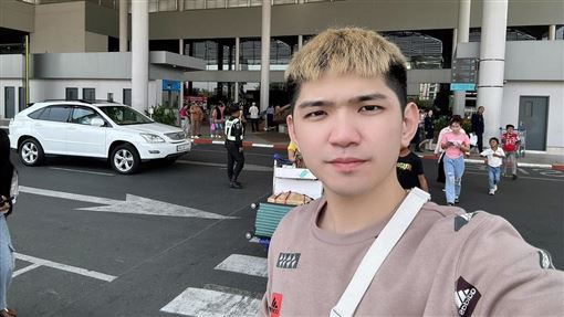 晚安小雞出獄恐遭送中！突更新自拍曝行蹤