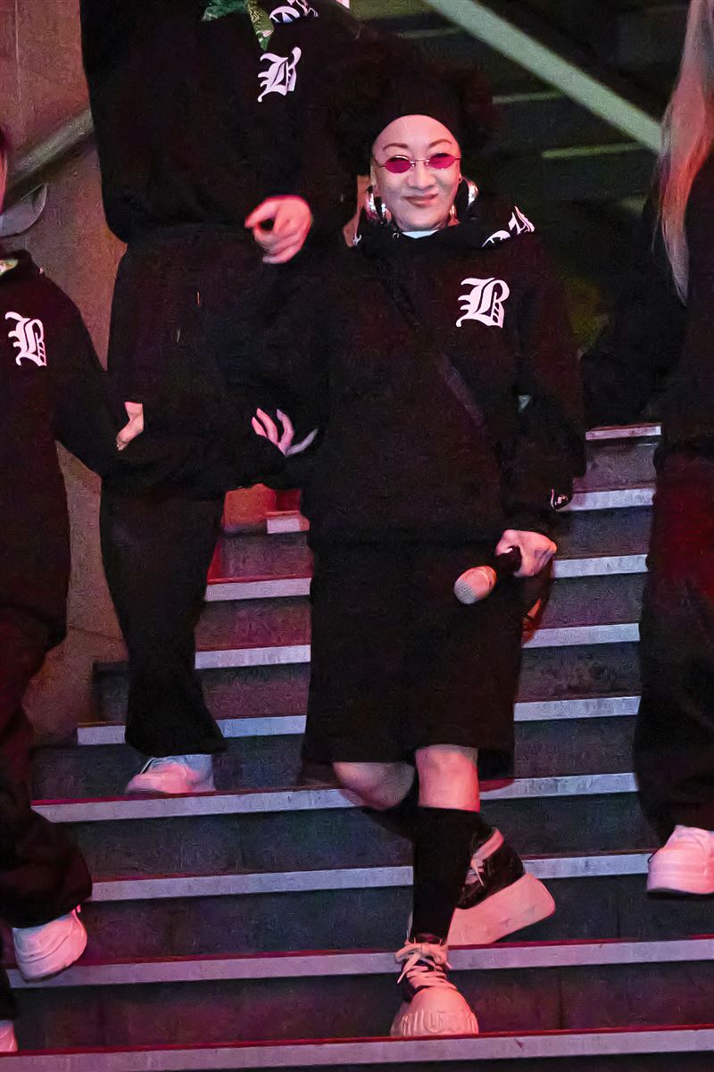 比莉驚喜現身信義區夜店。（圖／環球音樂提供）