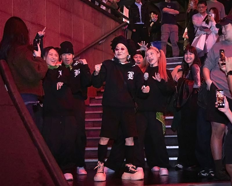 比莉驚喜現身信義區夜店。（圖／環球音樂提供）