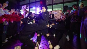 比莉驚喜現身信義區夜店。（圖／環球音樂提供）