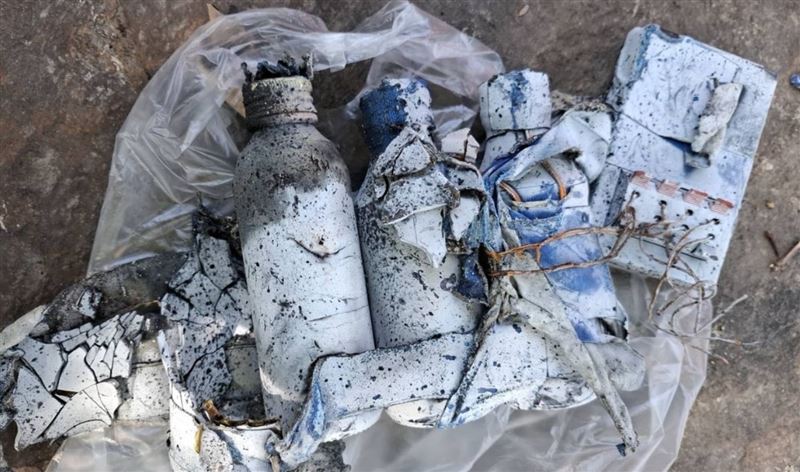 警方起獲4個玻璃瓶，確認為自製爆裂物。（圖／Facebook@ MrSomyot Wongsudawan）