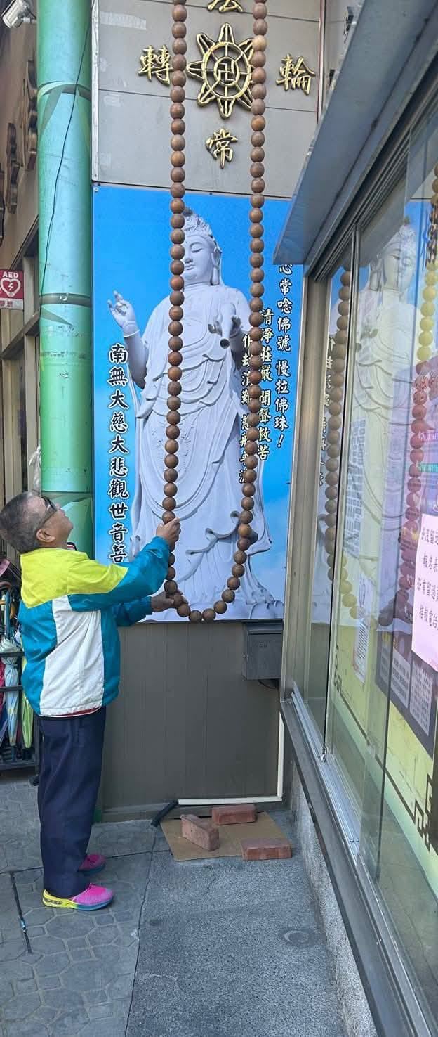 巨無霸佛珠垂掛在白衣大士佛像前。(圖/翻攝自松竹寺臉書)
