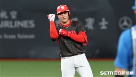 台日棒球國際交流賽，味全龍三壘手劉基鴻敲出二壘安打。（圖／記者劉彥池攝影）