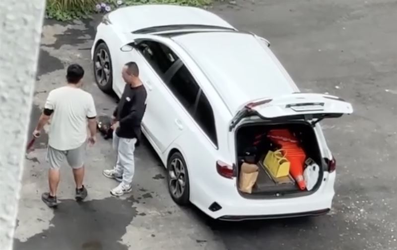 白衣男持球棒暴打孩童,造成孩童倒地痛哭。(圖/翻攝自臉書社團「烏日大小事」)