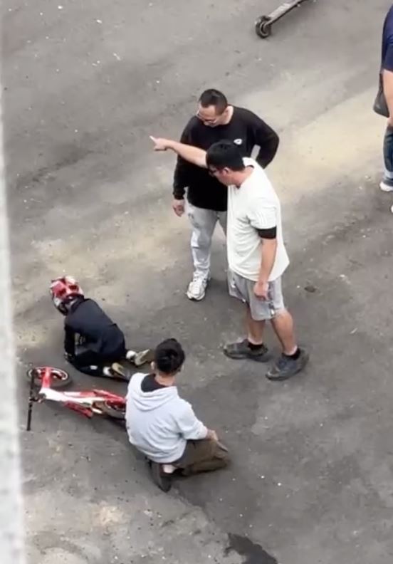 男子對著孩童怒吼「給我站好」。(圖/翻攝自臉書社團「烏日大小事」)