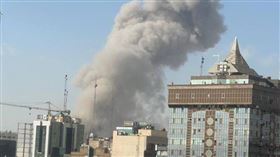 伊朗首都德黑蘭遭以色列轟炸後，市區冒出濃煙。（圖／翻攝自X平台 @SaudiNewsFR）