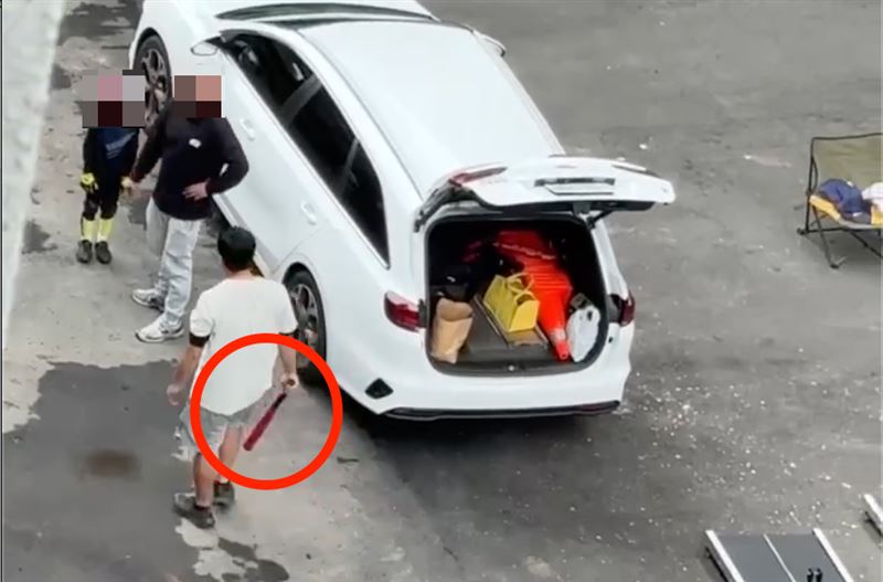 白衣男手持球棒對著孩童大聲吼罵。(圖/翻攝自臉書社團「烏日大小事」)