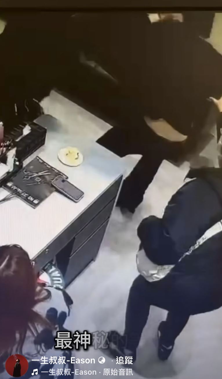 網紅美髮師「一生叔叔」遭男客辣椒水攻擊。(圖/翻攝自臉書「一生叔叔-Eason 」)