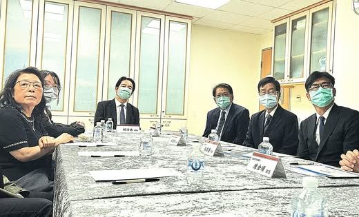 總統賴清德探視陳光復，叮嚀還有更長的路要走。（圖／翻攝陳光復臉書）