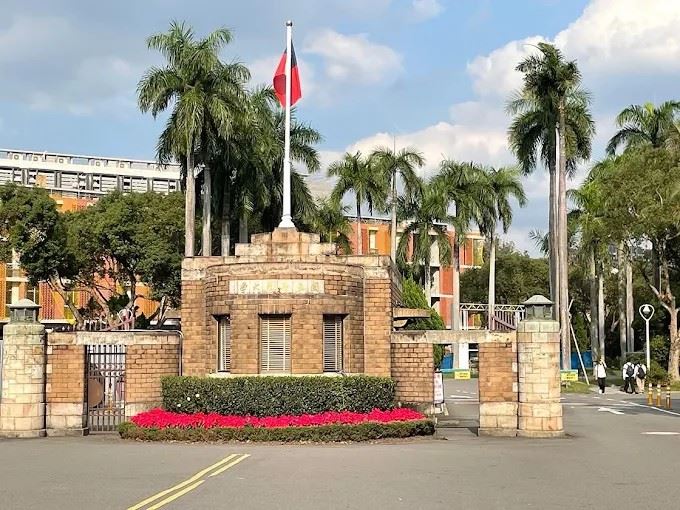 台大超商驚見「老鼠爬熱開水機」，業者道歉：立即清消並強化整潔。（圖／翻攝自Google maps）