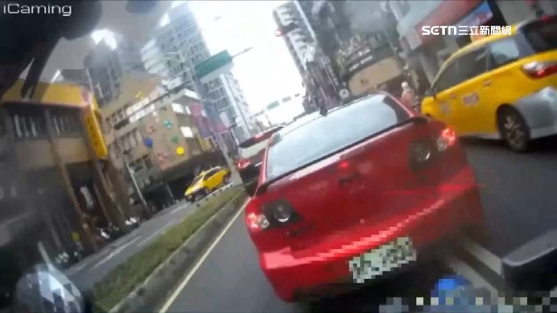 駕駛拒檢加速前進，警方在後追逐