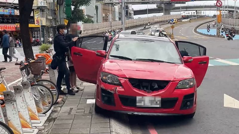 該名駕駛為無照且年紀未滿18歲