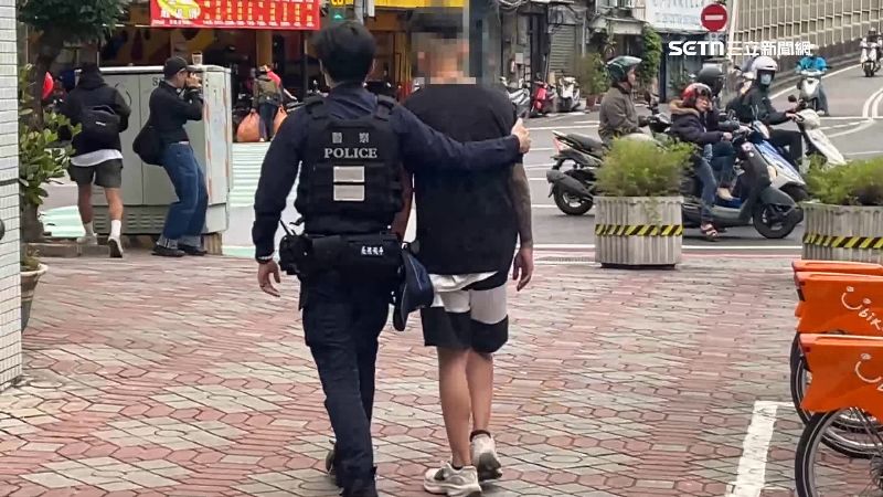 少年當場遭帶回警局做筆錄