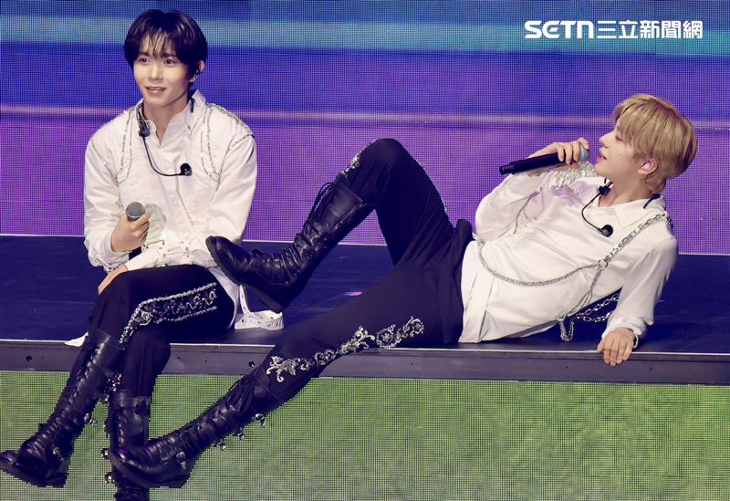 YUSHI(右)抬腿踢RYO,姿勢相當撫媚。(圖/記者鄭孟晃攝影)