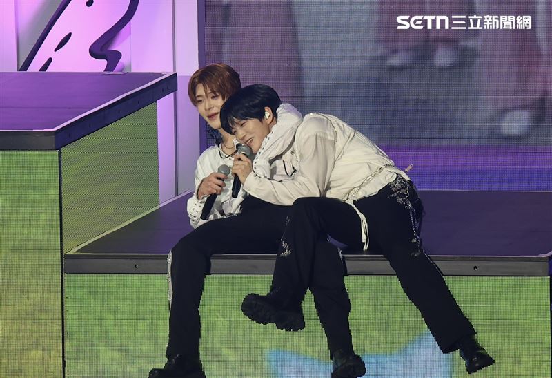 SION(左)一把把JAEHEE拉近懷裡。(圖/記者鄭孟晃攝影)