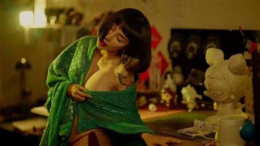 國光女神「上空全裸」　側乳形狀被看光