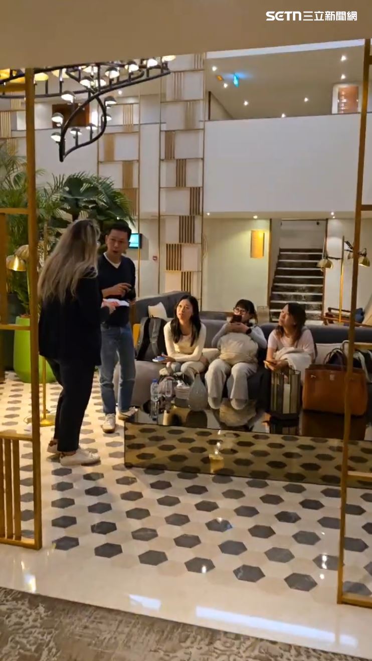 臨時宣布班機取消，杜拜飯店大廳塞滿等待飯店安排房間的旅客。（圖／康先生提供）