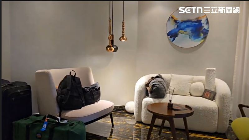 康太太說，本來準備要回家了，結果卻碰上以伊戰爭班機停飛，趕緊取消明（3／1）從馬尼拉飛回台灣的班機。（圖／康先生提供）