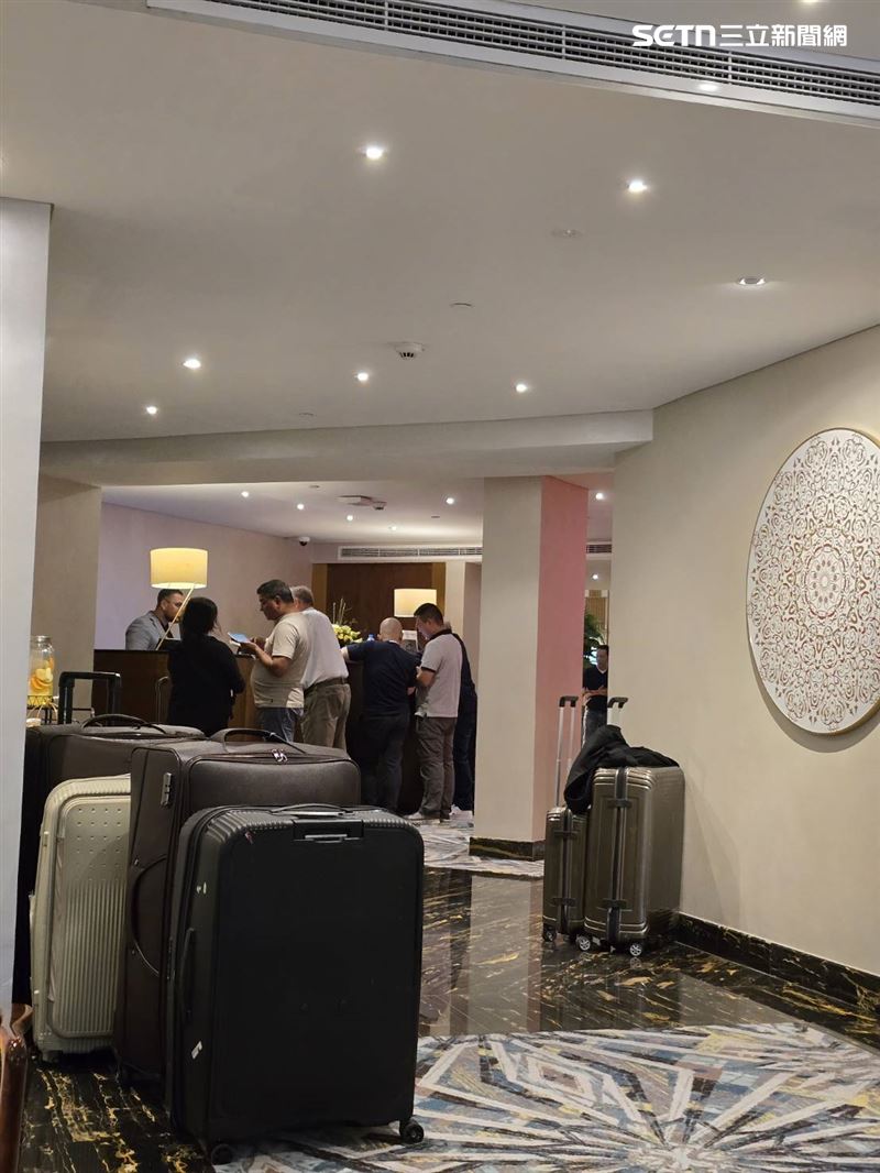 受到以伊開戰影響，阿聯酋航空往返杜拜航班暫時停止，滯留旅客在飯店等待安排房間。（圖／康先生提供