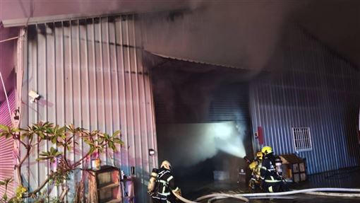 新／果嶺公園旁「廠房陷火海」搶救中