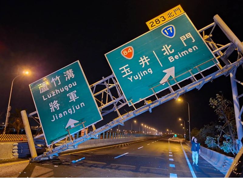 台61門架遭到大貨車撞段，導致整個路牌「跪坐」在路面。（圖／翻攝記者爆料網）