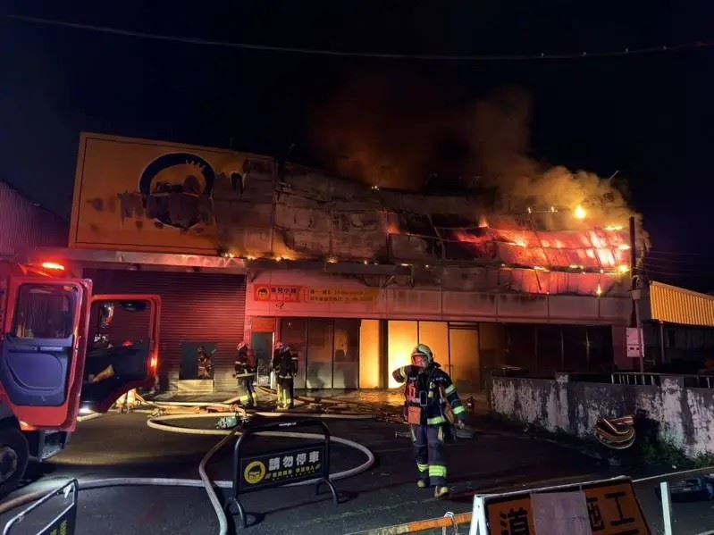 新北市汐止區工建路上一家專賣生活用品的2層樓建物，28日深夜陷入火海。（圖／翻攝畫面）