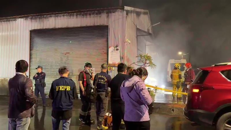 火勢雖然已經撲滅，但是現場濃煙密布，建議附近民眾緊密門窗。（圖／三立電視）