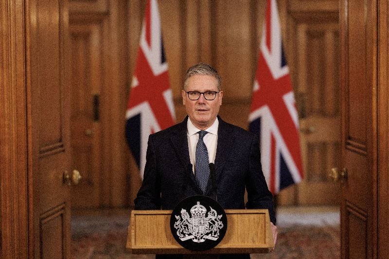 英國首相施凱爾於倫敦時間28日下午就中東情勢發表談話，呼籲伊朗停止攻擊區域內其他國家、放棄武器發展計畫，重返談判桌。（英國首相府提供）