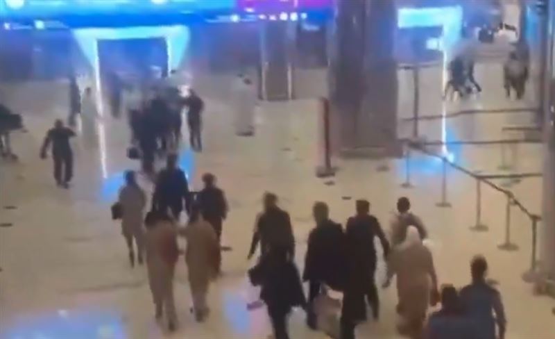 杜拜機場警報聲大響，伴隨濃煙，旅客倉皇逃命，內心滿滿不安，不曉得下一次飛彈會從哪裡飛來。（圖／翻攝自X）