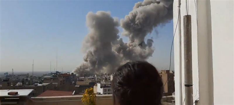 當地民眾目擊官邸遭空襲時，驚喜尖叫「打中了」。（圖／翻攝自X平台 @KhosroIsfahani）