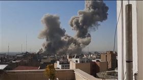 當地民眾目擊官邸遭空襲時，驚喜尖叫「打中了」。（圖／翻攝自X平台 @KhosroIsfahani）