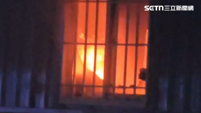 隔著鐵窗也能感受鐵皮工廠內火勢猛烈。(圖/翻攝畫面)