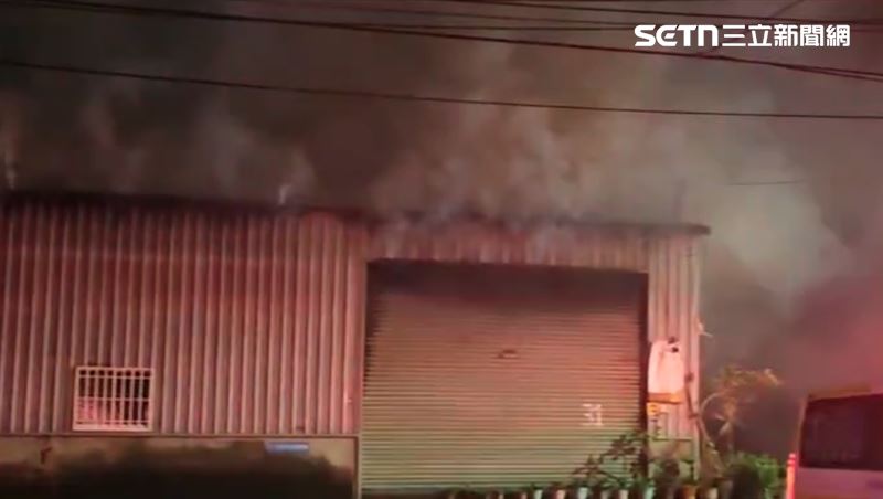 火勢不斷在鐵皮屋內悶燒。(圖/翻攝畫面)