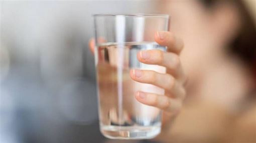 每天一定要喝足8杯水?研究揭「驚人真相」